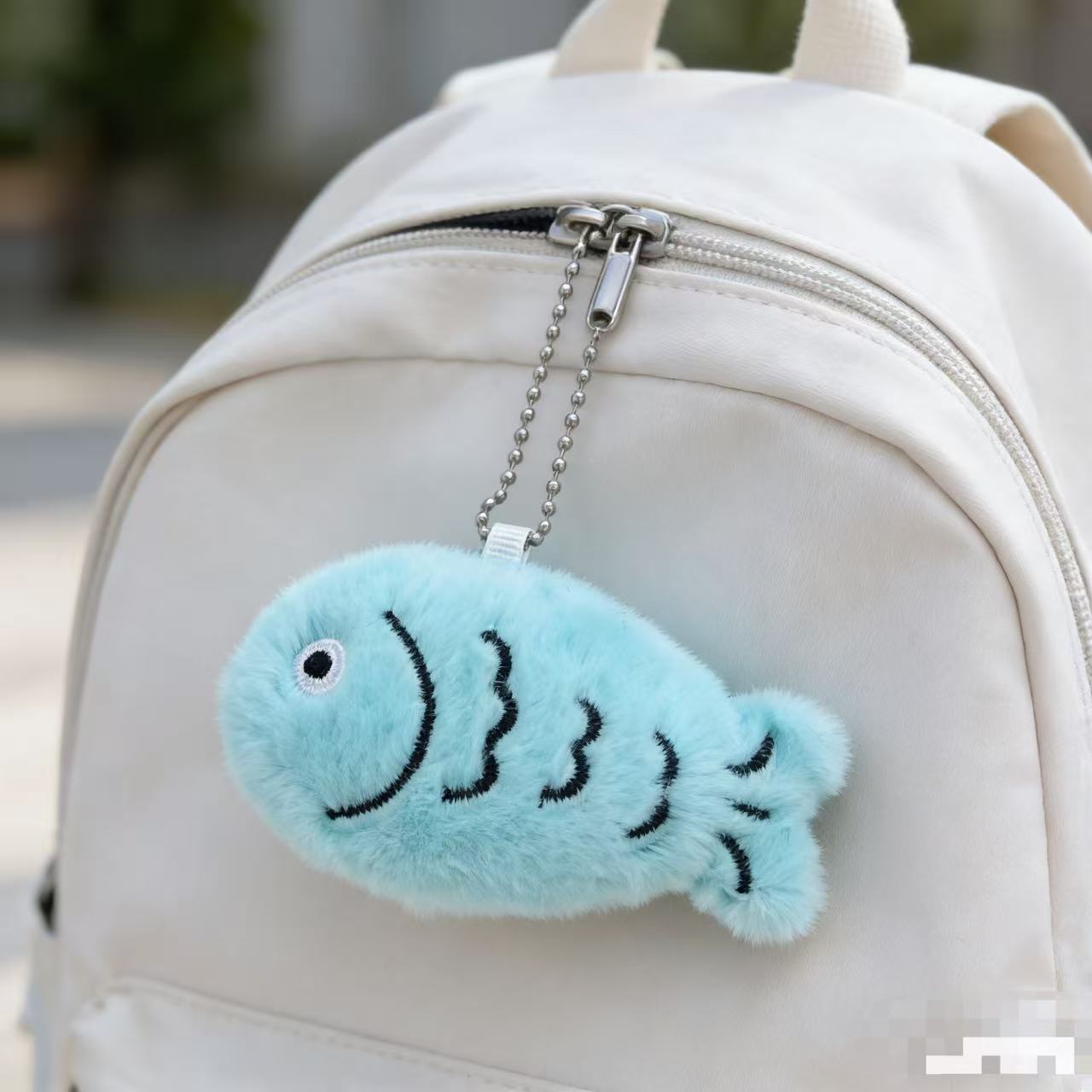 浅蓝色毛绒小鱼挂件刺绣纹理鱼形公仔珠链挂扣书包配饰少女心随身