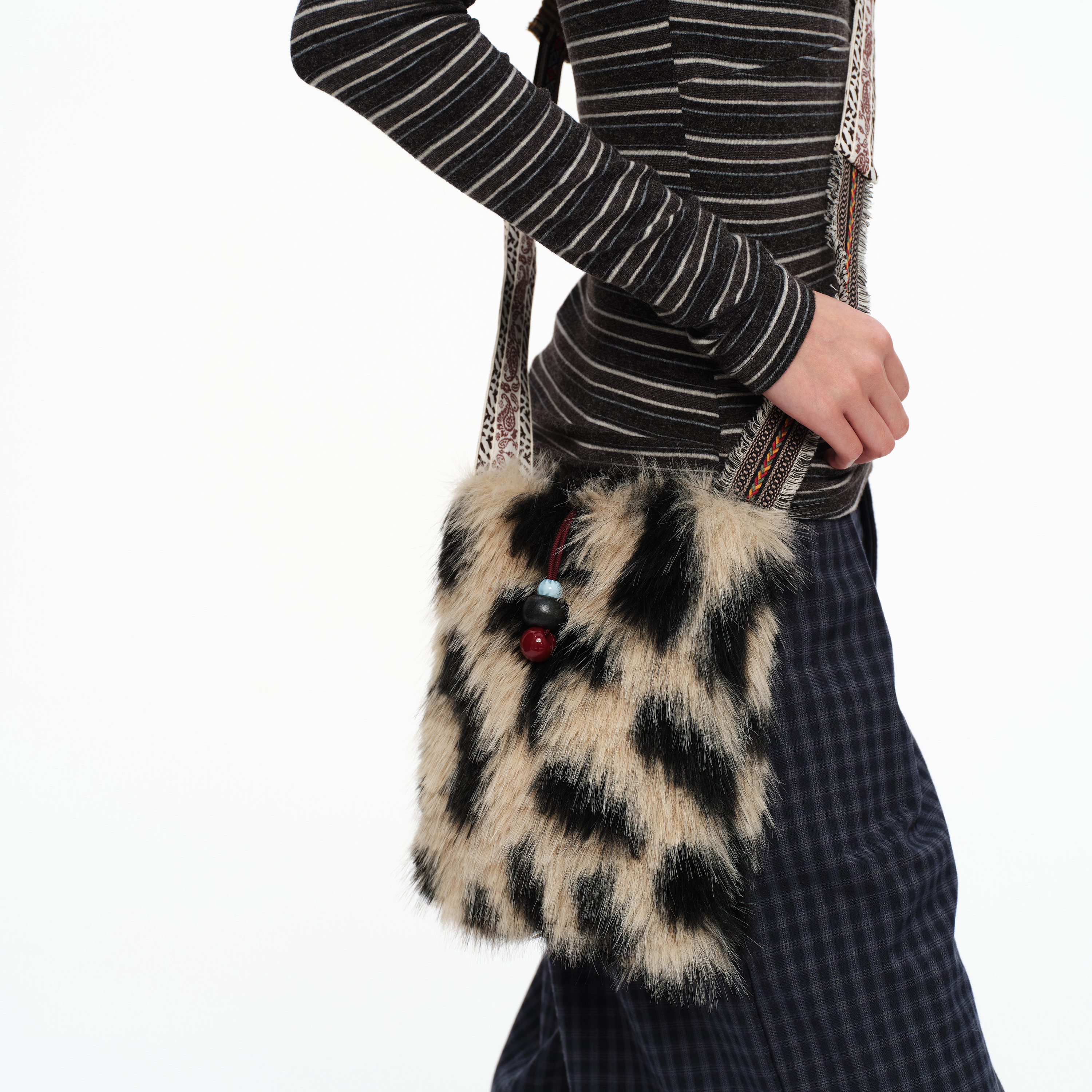 oinimi 精致织带拼接部落感斑纹小毛包 轻量日常灵活斜挎