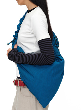 oinimi 浓蓝色荷叶褶皱云朵包 可调节抽绳宽肩带三角斜跨包