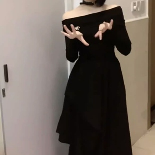 小众高级感早秋长袖一字肩赫本风茶系收腰白色长裙法式露肩连衣裙