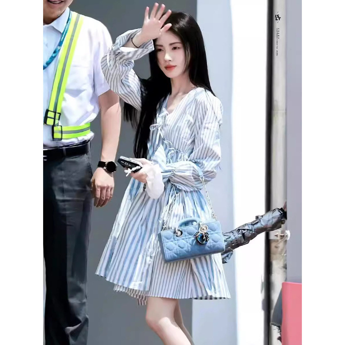 鞠婧祎~款北欧GA24年早秋新款白鹭色条纹长袖系带V领百褶连衣裙女