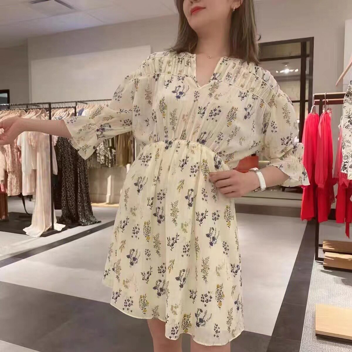 法式长袖连衣裙女高级感甜美印花裙V领高腰泡泡袖连衣裙女30912