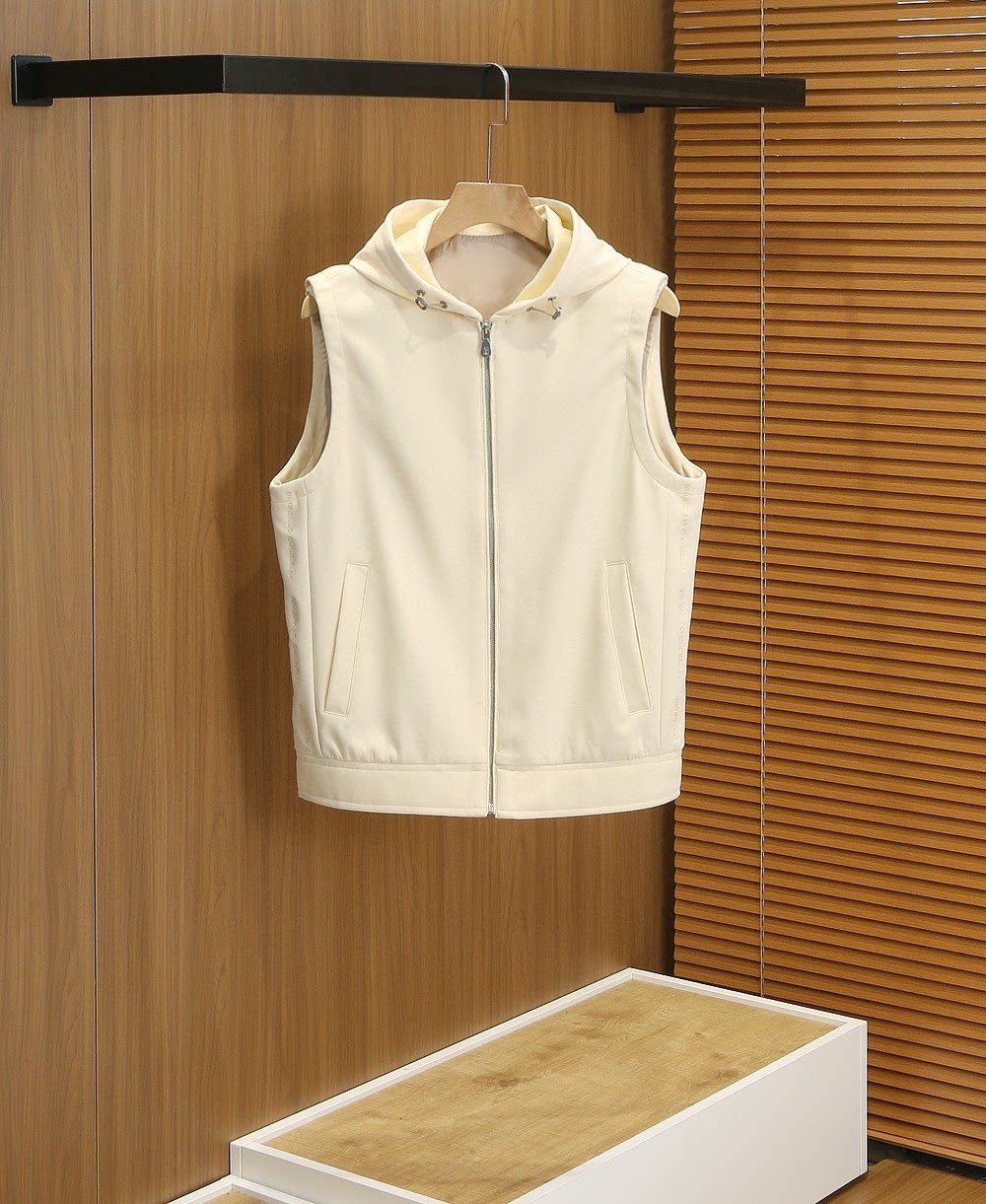 意式老钱风男装2026春夏新款连帽无袖两侧刺绣时尚休闲马甲外套