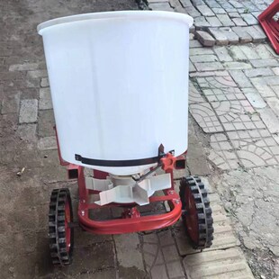 新款撒肥机小四轮拖拉机后拉带轮撒肥料机小型两轮后悬挂施肥机