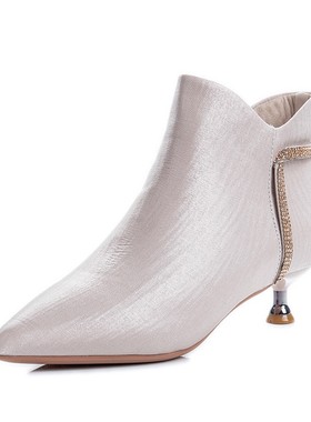 瘦瘦小跟短靴女2020新款百搭米白色中跟高跟鞋秋冬低跟裸靴子3cm