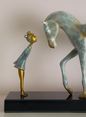 现代轻奢金属女孩与马动物雕塑创意摆件工艺品桌面书房装饰样板间