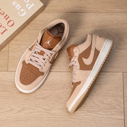 NIKE耐克AJ1女子板鞋休闲鞋新款AIR JORDAN 1运动篮球鞋女DC0774