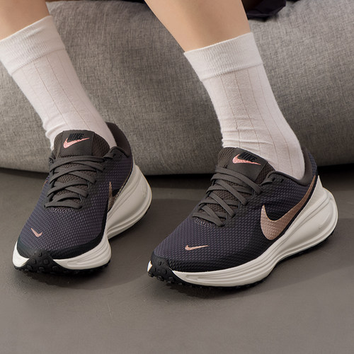 耐克NIKE女鞋冬季新款透气缓震 REVOLUTION 8时尚潮流休闲跑步鞋