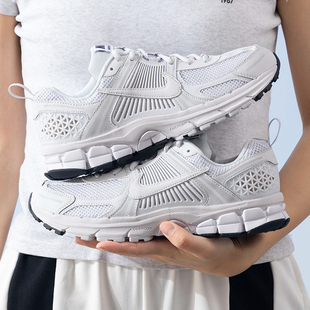 Nike运动鞋休闲鞋耐克女鞋跑步鞋VOMERO 5官方正品女款HF6998-100