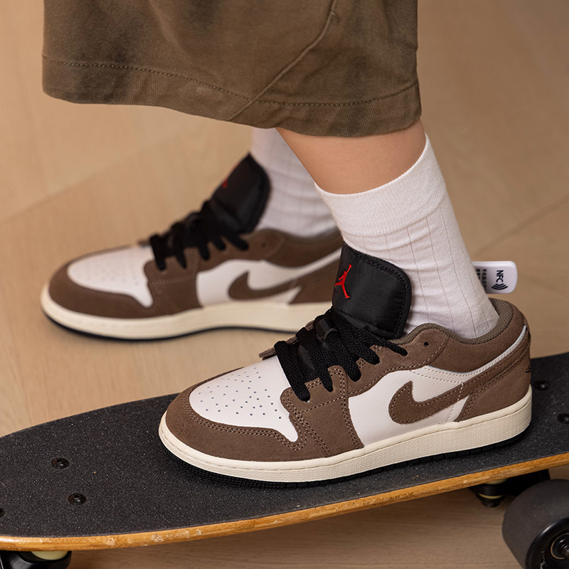 NIKE耐克女鞋26新款大童运动鞋AIR JORDAN 1低帮休闲鞋553560