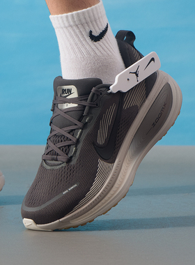 Nike耐克男鞋官方正品Vomero18跑鞋2025冬季新款休闲运动鞋HM6803