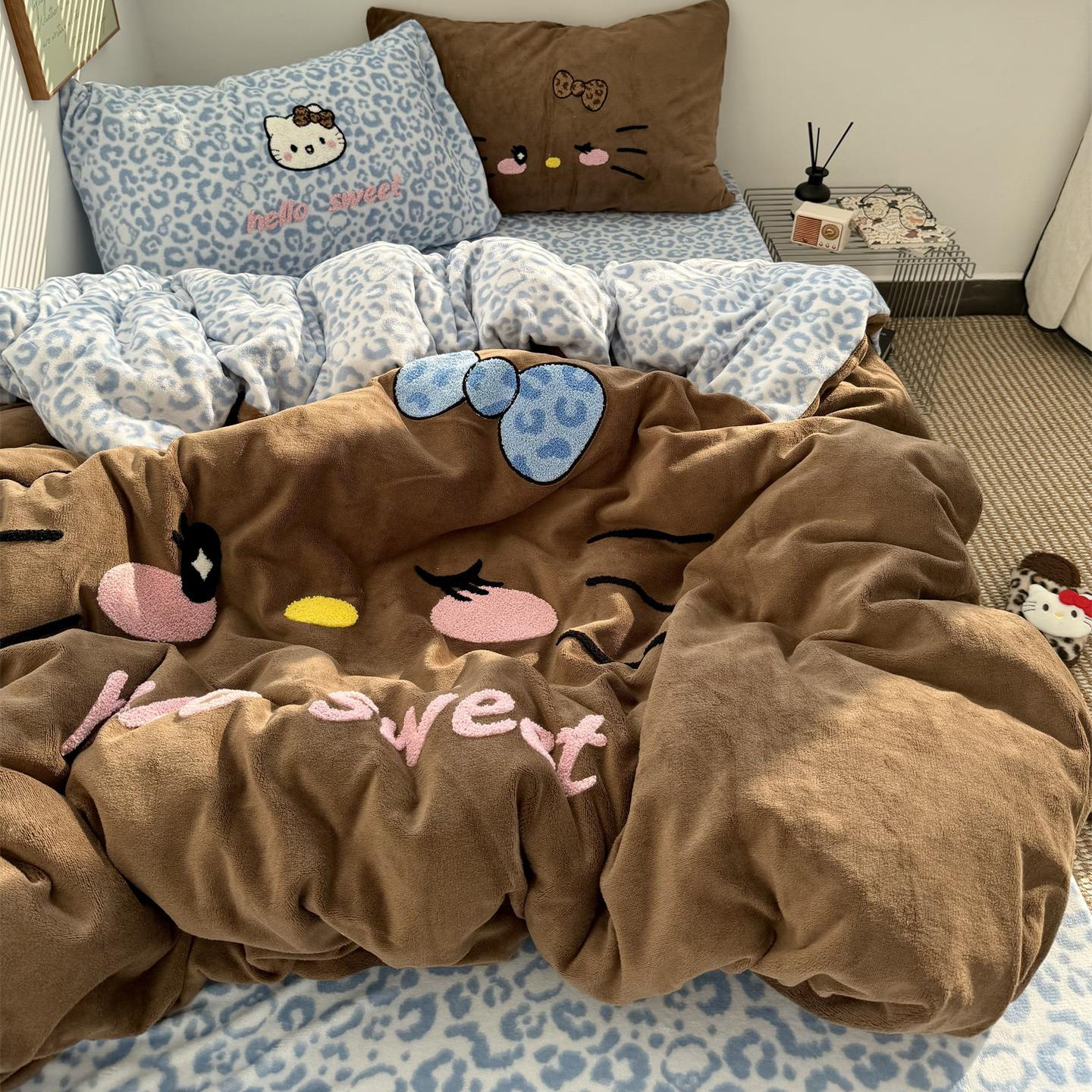 卡通豹纹kt猫毛巾绣牛奶绒四件套