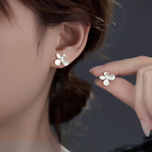 999纯银栀子花耳钉女清新简约养耳洞耳环螺丝防掉耳骨钉高级耳饰
