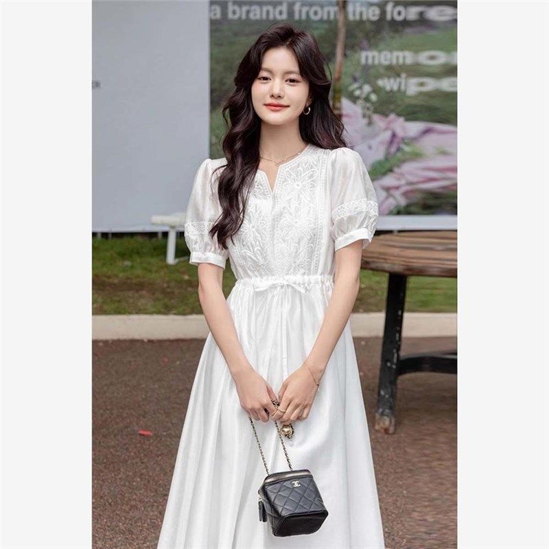 白色仙女裙2025夏季新款刺绣连衣裙女宽松显瘦收腰裙子海边度假裙