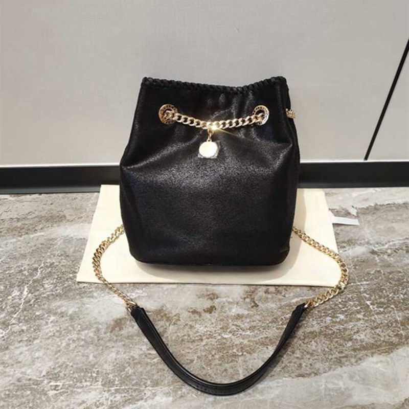 新款小众铆钉水桶包不撞款单肩斜挎链条包潮酷