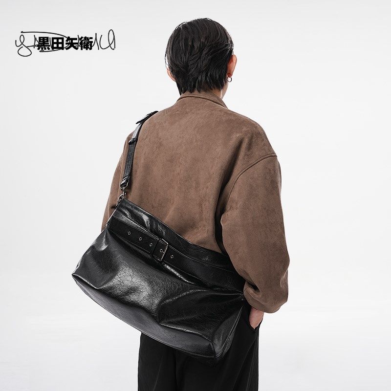 爆裂纹斜挎包男款高级感大容量男生2025新款时尚休闲包女生通勤包图片