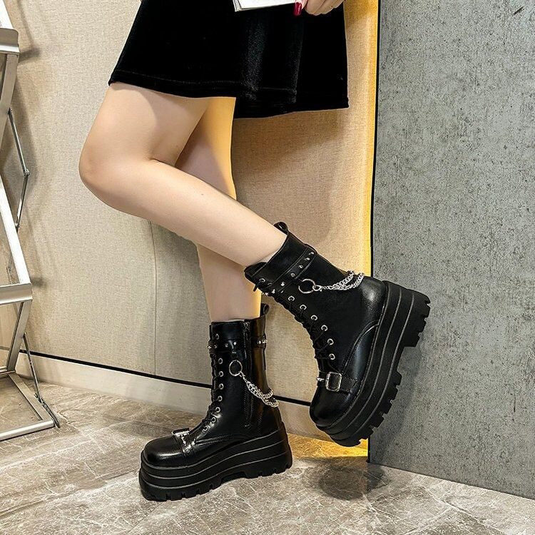 欧美跨境厚底铆钉暗黑机车靴2025年新款朋克风马丁靴大码女靴