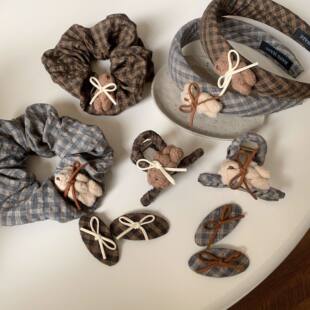 格纹蝴蝶结小熊玩偶耳边发卡女士前额刘海侧边发夹高级感大肠发圈