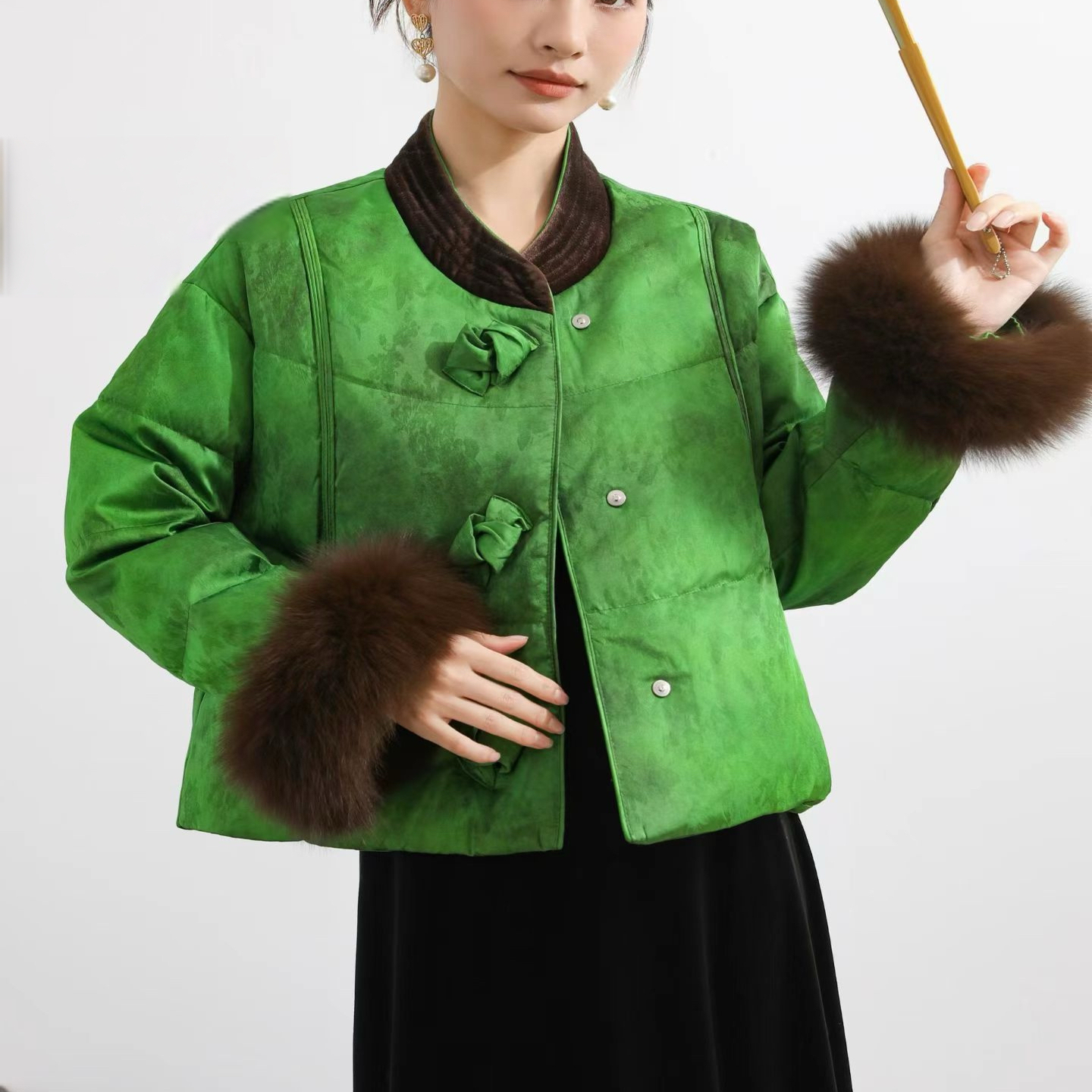 2025年琪飞佳族冬季新款新中式国风蚕丝狐狸毛保暖气质羽绒服女