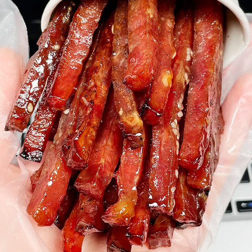 有点像辣条！蜜汁黑椒味猪肉条