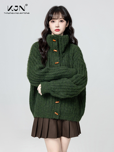绿色高领毛衣外套女2025冬冬新款牛角扣宽松加厚立领针织开衫上衣