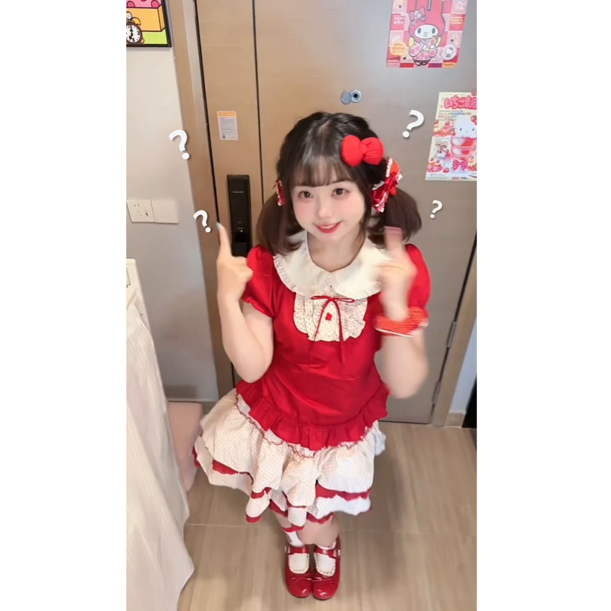 泡泡袖上衣搭配蕾丝拼接半身裙