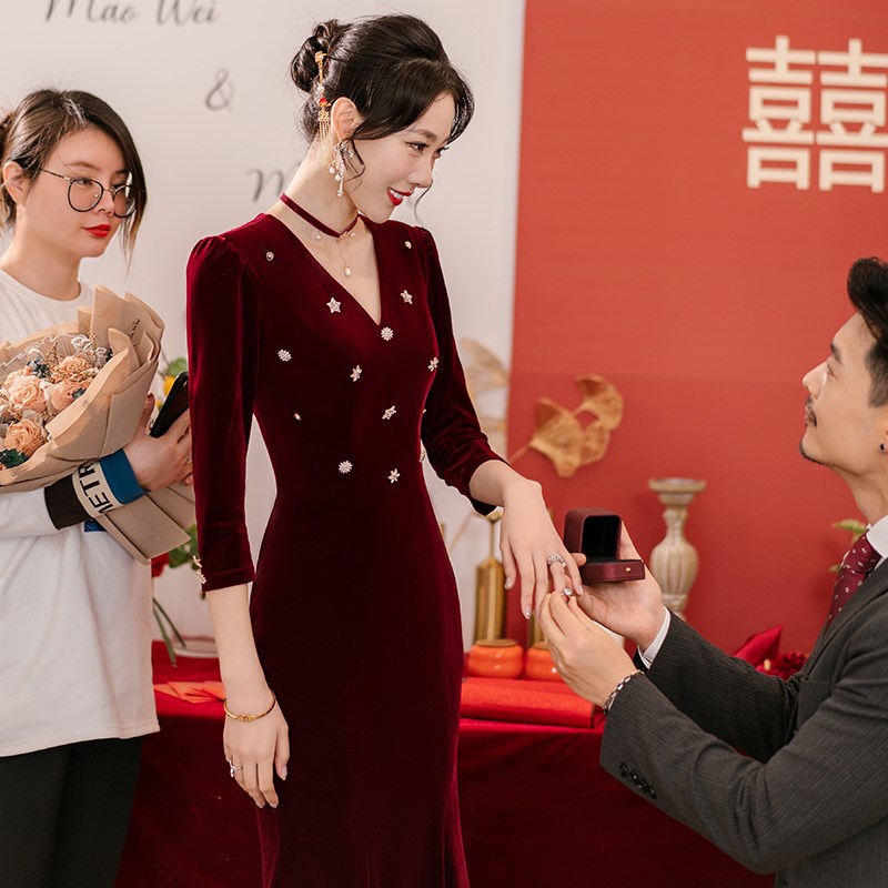 丝绒敬酒服2g025新款新娘秋季长袖鱼尾订婚长裙气质名媛宴会礼服