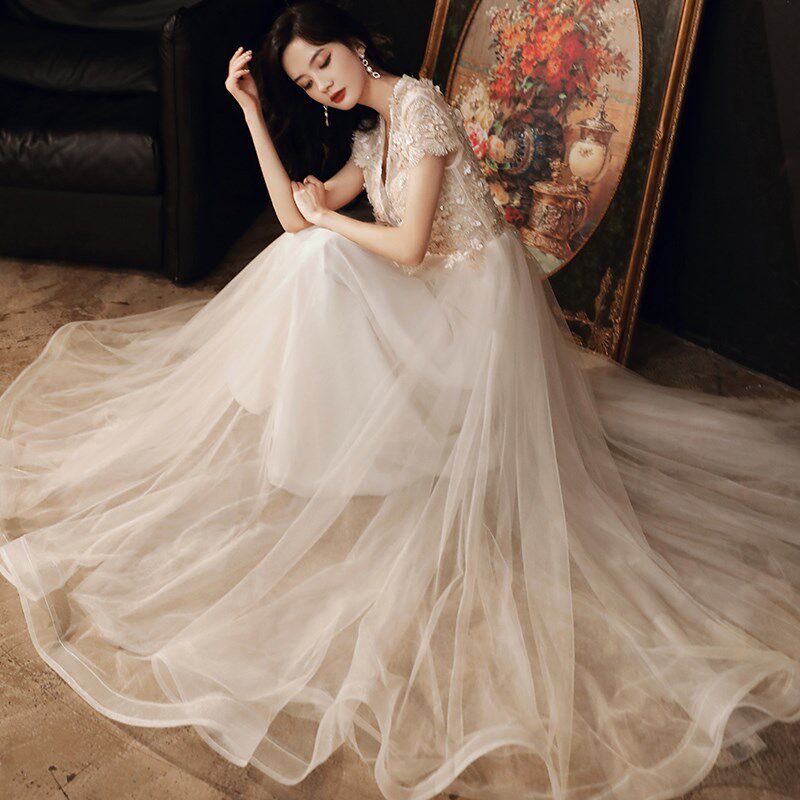 新品轻婚纱年会轻奢名媛风晚礼服女2025新款主持人U宴会连衣裙高