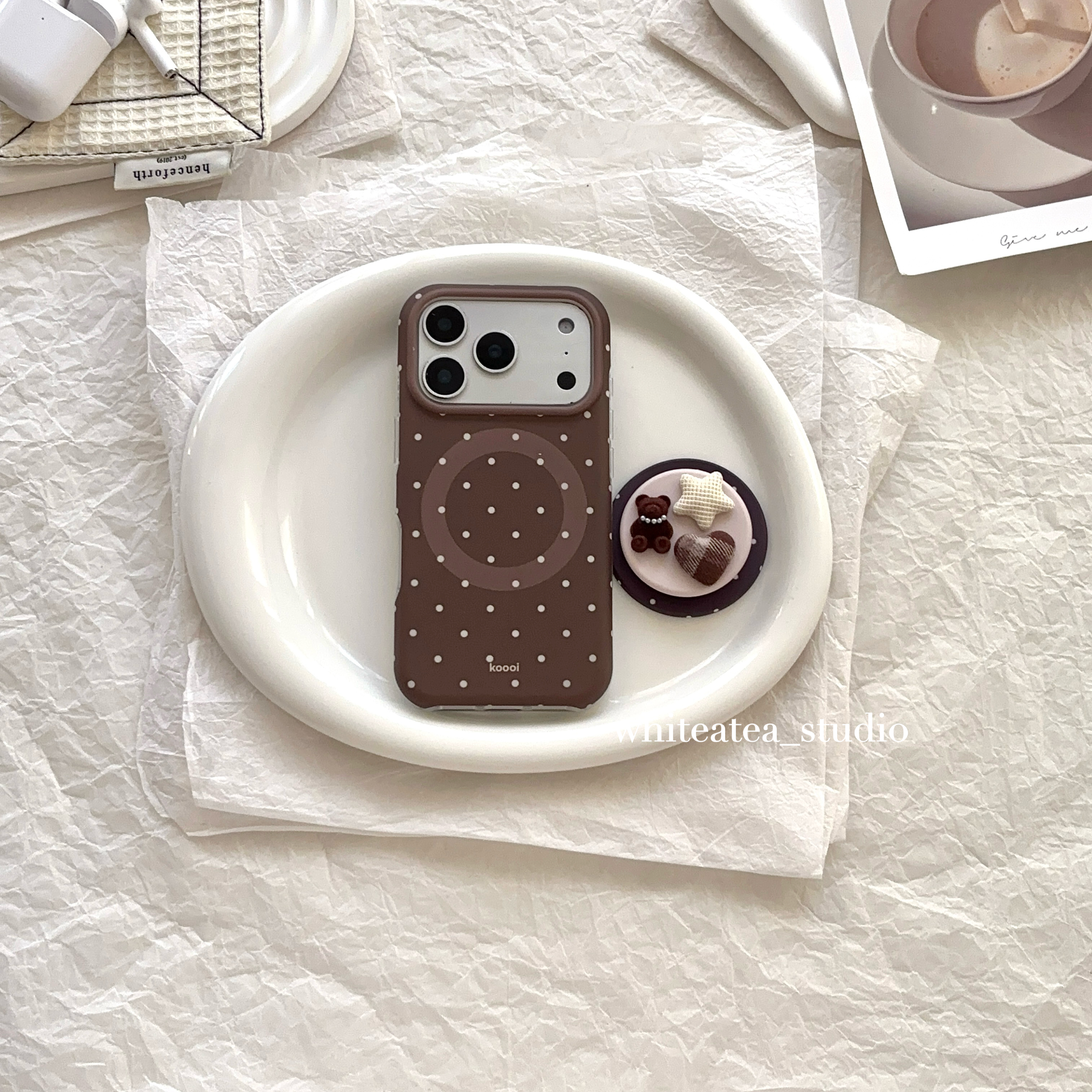 高级感波点秋冬棕白iPhone17简约