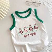 Милая маленькая бабушка и дедушка с зеленым воротником