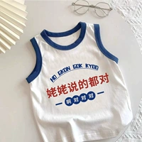 Бабушка в синем воротничке права.