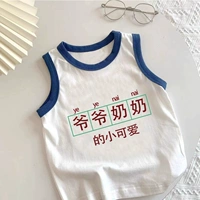 Милая маленькая бабушка и дедушка с синим воротничком