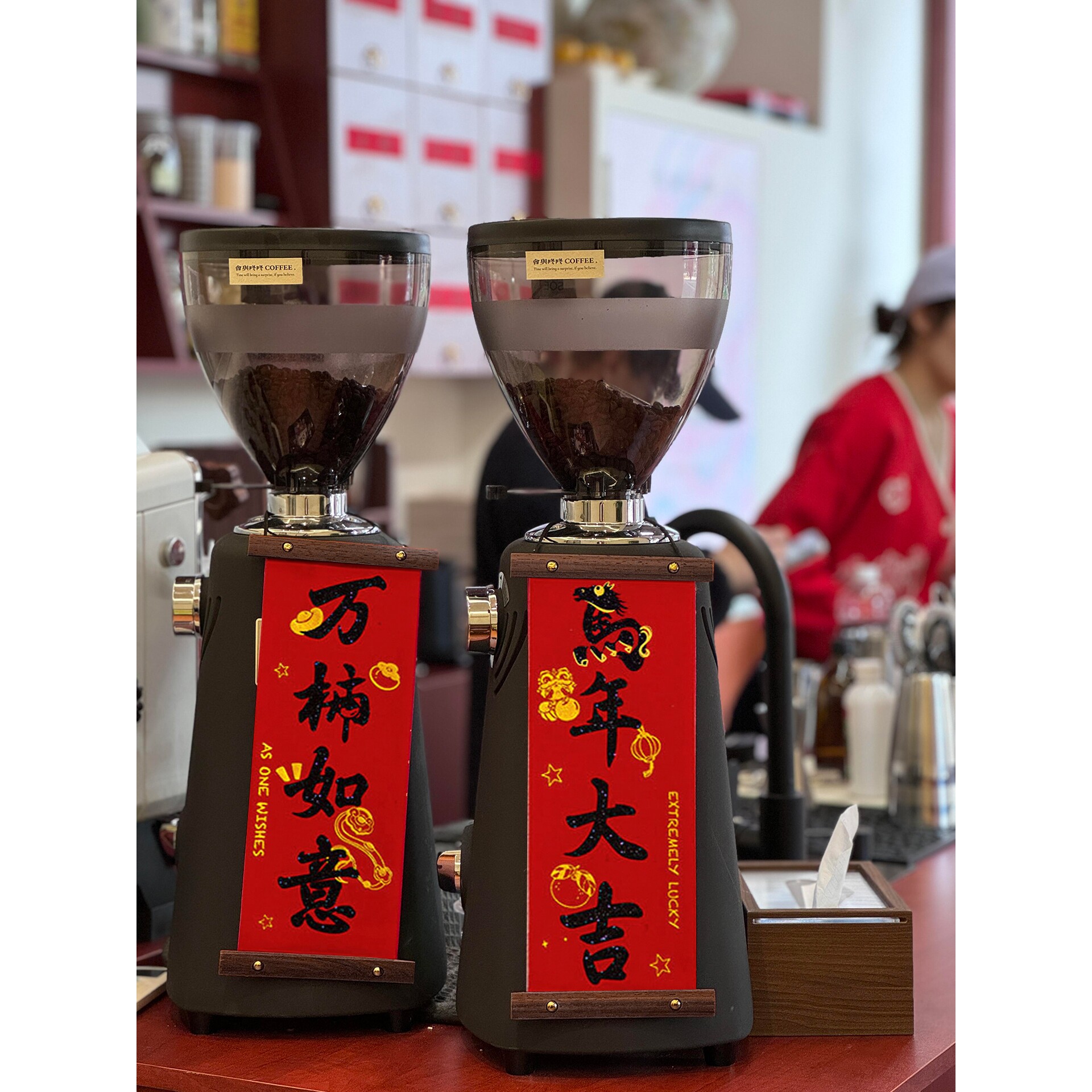 新年氛围感get~新年店铺装饰对联店铺咖啡机装饰场景布置小对联