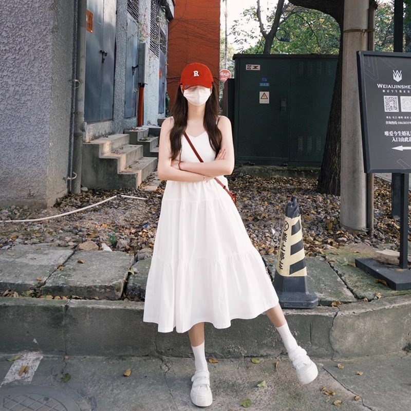 白色吊带连衣裙女2025夏季新款法式V领温柔气质显瘦初恋蛋糕长裙