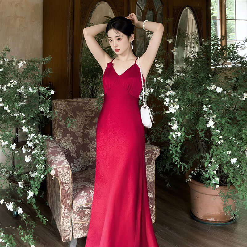 绪言法式复古斜裁鱼尾挂脖吊带连衣裙红色缎面轻婚纱礼服长裙夏