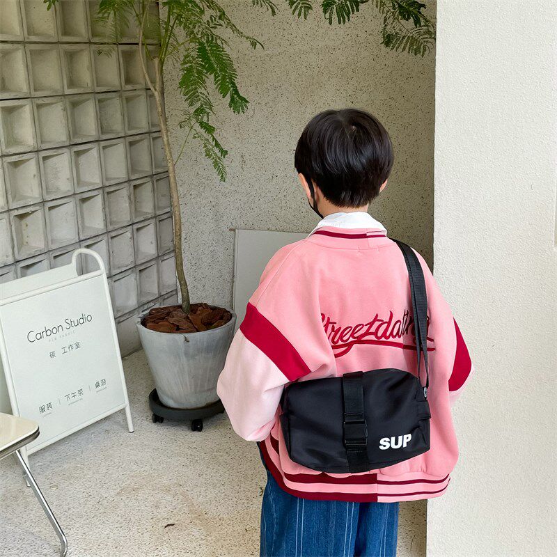 儿童包包新款纯色休闲单肩包帅气男童斜挎运动包小女孩外出收纳包