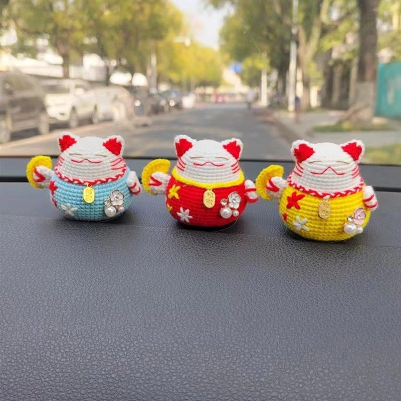精品创意手工毛线钩织招财猫汽车装饰 办公桌面装饰摆件 玩偶成品