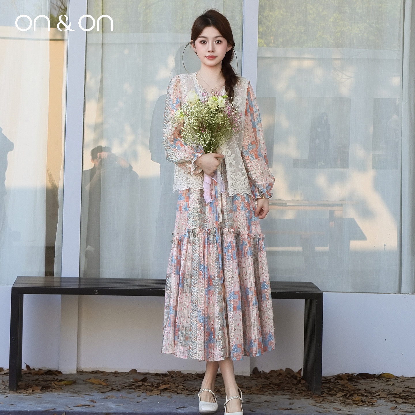 ON＆ON/安乃安2026春季新款法式V领蕾丝抽绳收腰度假风碎花