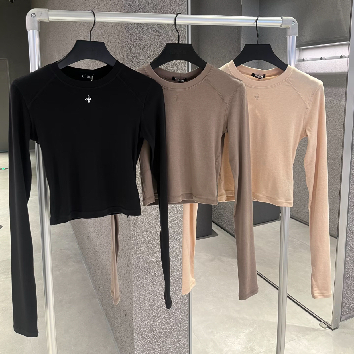 现货实拍秒发】长袖T恤女春秋款修身显瘦打底衫内搭上衣明星同款