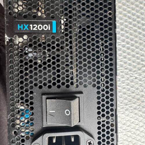 议价海盗船HX1200i电源，额定功率1200W，有点掉漆，不影