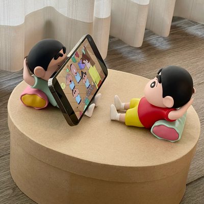 【拾壹】蜡笔小新手机支架懒人桌面多功能床头手办摆件公仔可爱