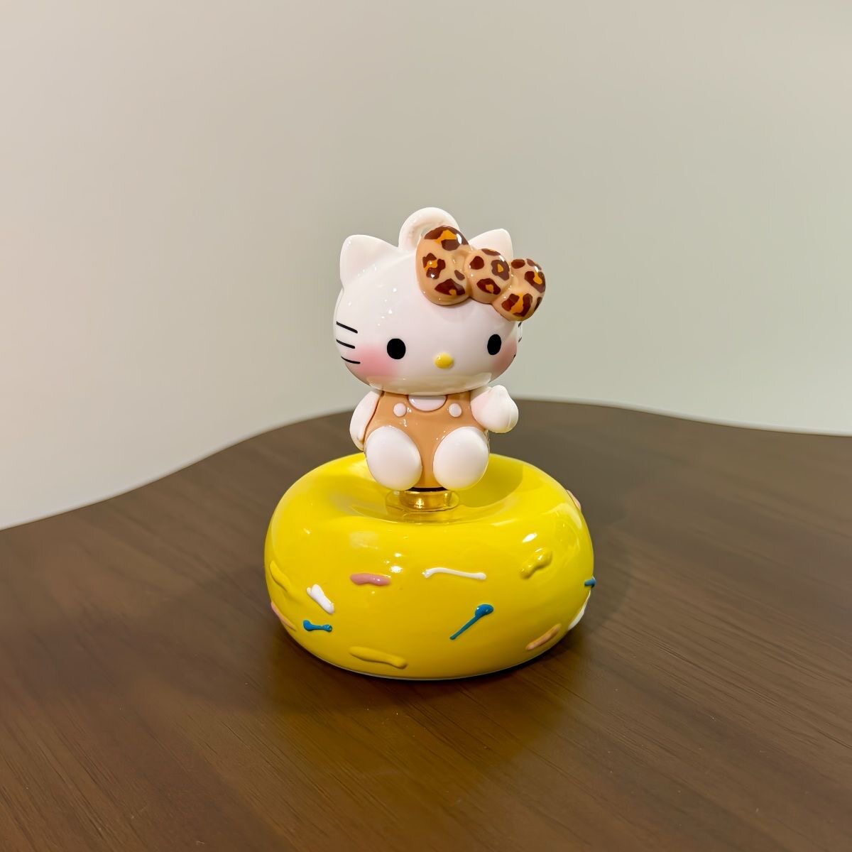 hellokitty凯蒂猫旋转甜甜圈可爱桌面车载摆件生日礼物送女生