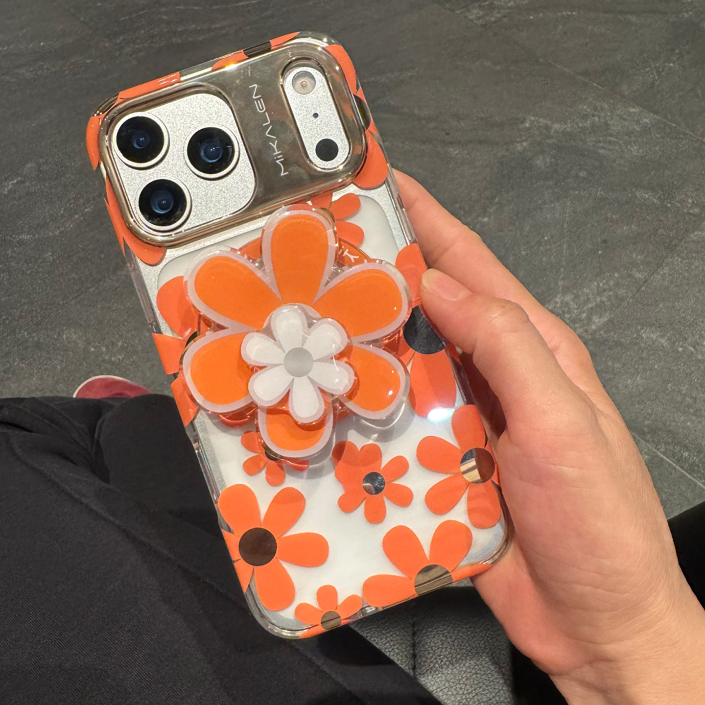 橙色高级磁吸花朵苹果17pm手机壳