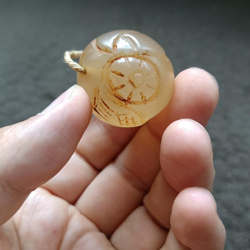 新款直销古玩收藏藏区回流老包浆玛瑙珠子珠子上面雕刻两只飞翔小