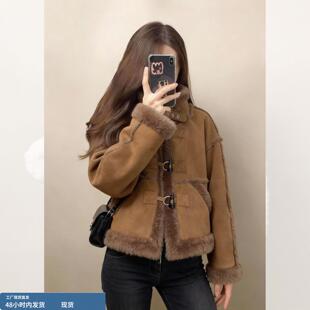 2026新款今年流行爆款棕色皮毛一体牛角扣短款羊羔毛绒外套女冬季
