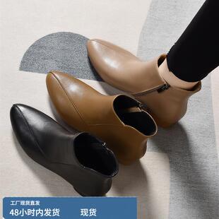 尖头小短靴粗跟2025新款软底女靴及踝靴子春秋单靴女士皮鞋妈妈鞋