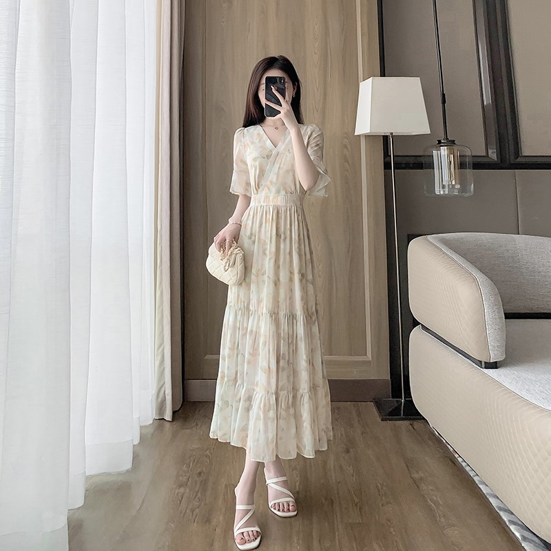 茶歇法式雪纺碎花连衣裙女2025新款夏季气质显瘦收腰v领a字长裙子