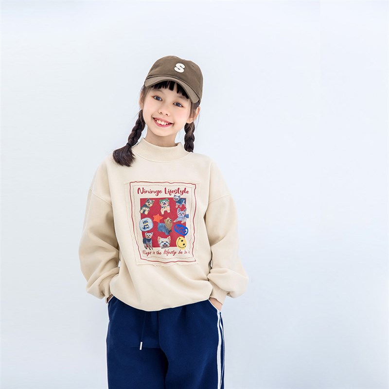 2023秋冬新款女童杏色一体绒卫衣儿童休闲布贴印花加绒加厚上衣