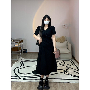 黑泽玄七2022夏季新款纽扣设计连衣裙女收腰显瘦气质褶皱长短款裙