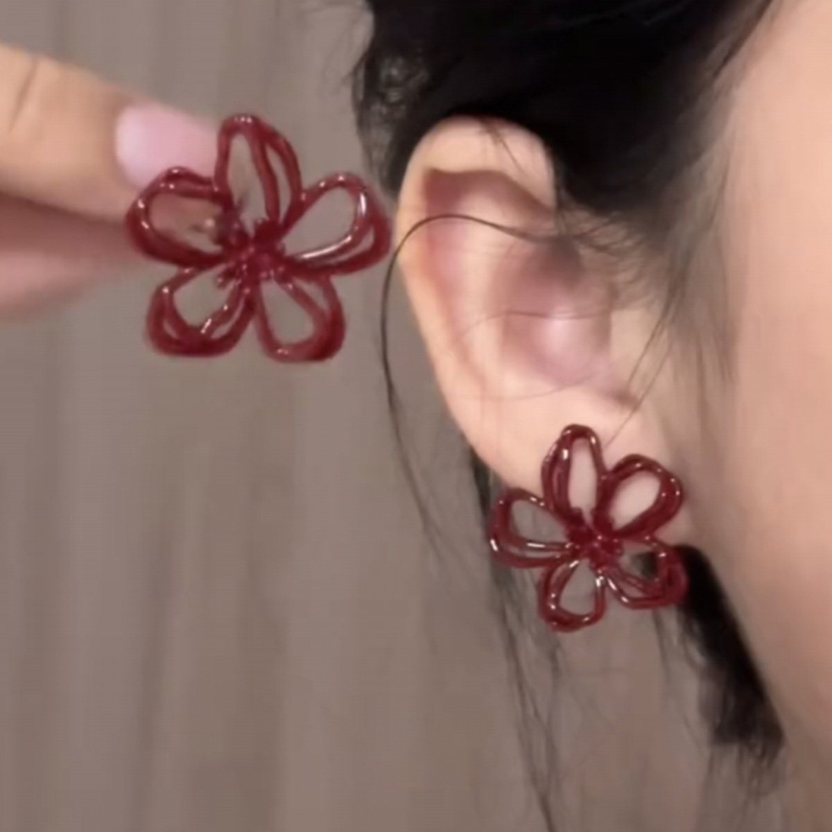 925银针红色镂空花朵耳钉耳夹女新款复古轻奢高级感耳环百搭耳饰